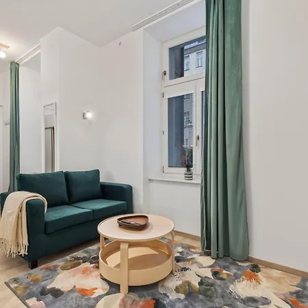 Apartment Garden Haven In Old Town